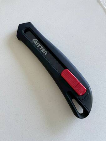 Нож Ritter Eco с выдвижными лезвиями 18 мм (сталь SK2 Black) ABS пластик Soft-touch